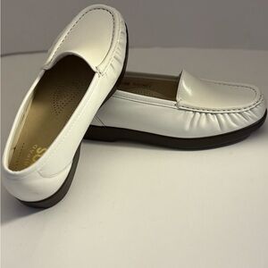 SAS Simplify New White Leather Loafers Women’s Size 6.5 Extra Wide